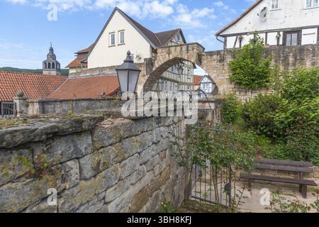 Ehemaliges Steintor, Stadttor der mittelalterlichen Stadtmauer, Bad Sooden-Allendorf, Stadtteil Allendorf, Fachwerkhäuser, Turm der St. Crucis-Kirche, BE Stockfoto