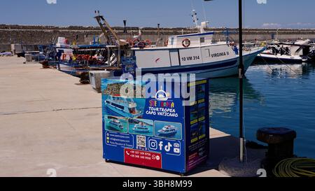 TROPEA, ITALIEN - 02. JUNI 2025 - Werbespot für Tourboote, der an einem sonnigen Sommertag Ausflüge zum Capo Vaticano im Hafen von Tropea zeigt Stockfoto