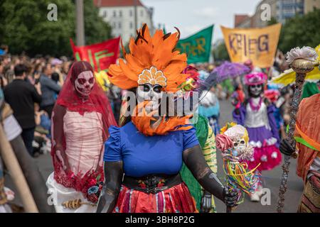 Berlin, Deutschland. 8. Juni 2025, Berlin, Deutschland: Tausende säumten die Straßen des Berliner Stadtteils Friedrichshain am Sonntag, den 8. Juni 2025, als die Stadt den 27. Karneval der Kulturen veranstaltete, eine lebendige Straßenparade, die kulturelle Vielfalt, Inklusion und künstlerische Freiheit feierte. Quelle: ZUMA Press, Inc./Alamy Live News Stockfoto