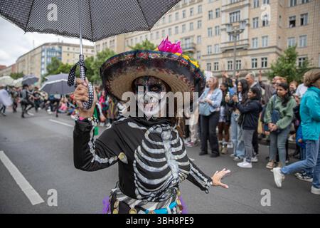 Berlin, Deutschland. 8. Juni 2025, Berlin, Deutschland: Tausende säumten die Straßen des Berliner Stadtteils Friedrichshain am Sonntag, den 8. Juni 2025, als die Stadt den 27. Karneval der Kulturen veranstaltete, eine lebendige Straßenparade, die kulturelle Vielfalt, Inklusion und künstlerische Freiheit feierte. Quelle: ZUMA Press, Inc./Alamy Live News Stockfoto