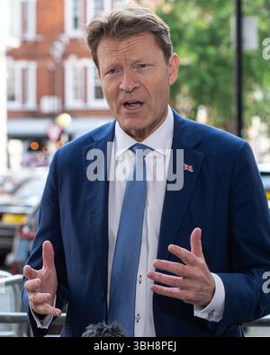 Richard Tice, Deputy Leader of Reform UK und Abgeordneter von Boston & Skegness, wird von Medien außerhalb der BBC Studios in London nach seinem Auftritt in der Show „Sunday with Laura Kuenssberg“ interviewt. Stockfoto