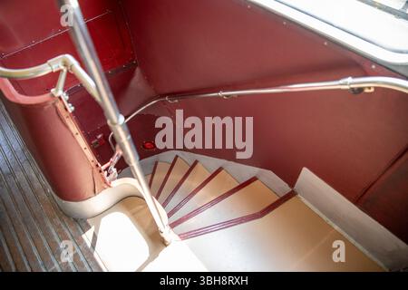 Epsom, Surrey, Großbritannien. Juni 2025. Die Treppe eines restaurierten klassischen Londoner Busses. Freiwillige, die Erbe und klassische Busse betreiben, bieten den Passagieren kostenlose Fahrten an, wobei sie in mehreren Städten auf einer Rundstrecke halten, die in Kingston upon Thames beginnt und in Bookham, Surrey, endet. Die Route 418 ist einer von drei historischen Tagen, an denen Busse, die vom London Bus Museum gespendet wurden, der Öffentlichkeit historische Informationen vermitteln. (Credit Image: © James Willoughby/SOPA Images via ZUMA Press Wire) NUR REDAKTIONELLE VERWENDUNG! Nicht für kommerzielle ZWECKE! Quelle: ZUMA Press, Inc./Alamy Live News Stockfoto