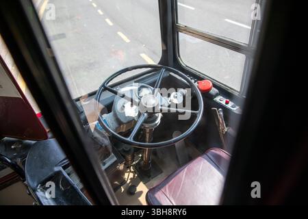 Epsom, Surrey, Großbritannien. Juni 2025. Der Fahrerplatz eines klassischen Londoner Busses. Freiwillige, die Erbe und klassische Busse betreiben, bieten den Passagieren kostenlose Fahrten an, wobei sie in mehreren Städten auf einer Rundstrecke halten, die in Kingston upon Thames beginnt und in Bookham, Surrey, endet. Die Route 418 ist einer von drei historischen Tagen, an denen Busse, die vom London Bus Museum gespendet wurden, der Öffentlichkeit historische Informationen vermitteln. (Credit Image: © James Willoughby/SOPA Images via ZUMA Press Wire) NUR REDAKTIONELLE VERWENDUNG! Nicht für kommerzielle ZWECKE! Quelle: ZUMA Press, Inc./Alamy Live News Stockfoto