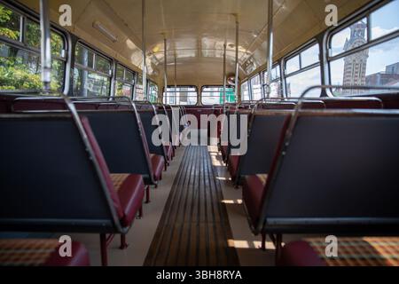 Epsom, Surrey, Großbritannien. Juni 2025. Das Oberdeck eines restaurierten klassischen Londoner Busses. Freiwillige, die Erbe und klassische Busse betreiben, bieten den Passagieren kostenlose Fahrten an, wobei sie in mehreren Städten auf einer Rundstrecke halten, die in Kingston upon Thames beginnt und in Bookham, Surrey, endet. Die Route 418 ist einer von drei historischen Tagen, an denen Busse, die vom London Bus Museum gespendet wurden, der Öffentlichkeit historische Informationen vermitteln. (Credit Image: © James Willoughby/SOPA Images via ZUMA Press Wire) NUR REDAKTIONELLE VERWENDUNG! Nicht für kommerzielle ZWECKE! Quelle: ZUMA Press, Inc./Alamy Live News Stockfoto