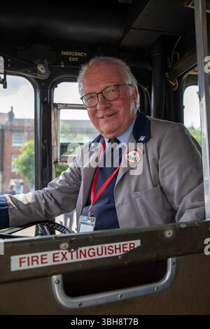 Epsom, Surrey, Großbritannien. Juni 2025. Ein Fahrer eines klassischen Londoner Busses sitzt im vorderen Fahrerhaus. Freiwillige, die Erbe und klassische Busse betreiben, bieten den Passagieren kostenlose Fahrten an, wobei sie in mehreren Städten auf einer Rundstrecke halten, die in Kingston upon Thames beginnt und in Bookham, Surrey, endet. Die Route 418 ist einer von drei historischen Tagen, an denen Busse, die vom London Bus Museum gespendet wurden, der Öffentlichkeit historische Informationen vermitteln. (Credit Image: © James Willoughby/SOPA Images via ZUMA Press Wire) NUR REDAKTIONELLE VERWENDUNG! Nicht für kommerzielle ZWECKE! Quelle: ZUMA Press, Inc./Alamy Live News Stockfoto