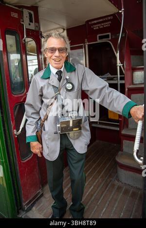 Epsom, Surrey, Großbritannien. Juni 2025. Ein Busführer steht hinter einem klassischen Londoner Bus. Freiwillige, die Erbe und klassische Busse betreiben, bieten den Passagieren kostenlose Fahrten an, wobei sie in mehreren Städten auf einer Rundstrecke halten, die in Kingston upon Thames beginnt und in Bookham, Surrey, endet. Die Route 418 ist einer von drei historischen Tagen, an denen Busse, die vom London Bus Museum gespendet wurden, der Öffentlichkeit historische Informationen vermitteln. (Credit Image: © James Willoughby/SOPA Images via ZUMA Press Wire) NUR REDAKTIONELLE VERWENDUNG! Nicht für kommerzielle ZWECKE! Quelle: ZUMA Press, Inc./Alamy Live News Stockfoto