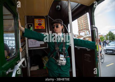 Epsom, Surrey, Großbritannien. Juni 2025. Ein Busführer steht hinter einem klassischen Londoner Bus. Freiwillige, die Erbe und klassische Busse betreiben, bieten den Passagieren kostenlose Fahrten an, wobei sie in mehreren Städten auf einer Rundstrecke halten, die in Kingston upon Thames beginnt und in Bookham, Surrey, endet. Die Route 418 ist einer von drei historischen Tagen, an denen Busse, die vom London Bus Museum gespendet wurden, der Öffentlichkeit historische Informationen vermitteln. (Credit Image: © James Willoughby/SOPA Images via ZUMA Press Wire) NUR REDAKTIONELLE VERWENDUNG! Nicht für kommerzielle ZWECKE! Quelle: ZUMA Press, Inc./Alamy Live News Stockfoto