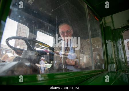 Epsom, Surrey, Großbritannien. Juni 2025. Ein Fahrer eines klassischen Londoner Busses sitzt im vorderen Fahrerhaus. Freiwillige, die Erbe und klassische Busse betreiben, bieten den Passagieren kostenlose Fahrten an, wobei sie in mehreren Städten auf einer Rundstrecke halten, die in Kingston upon Thames beginnt und in Bookham, Surrey, endet. Die Route 418 ist einer von drei historischen Tagen, an denen Busse, die vom London Bus Museum gespendet wurden, der Öffentlichkeit historische Informationen vermitteln. (Credit Image: © James Willoughby/SOPA Images via ZUMA Press Wire) NUR REDAKTIONELLE VERWENDUNG! Nicht für kommerzielle ZWECKE! Quelle: ZUMA Press, Inc./Alamy Live News Stockfoto