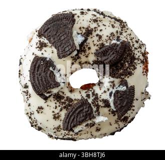 Donut mit Keksstücken und Schokolade isoliert auf weißem Hintergrund. Draufsicht. Stockfoto