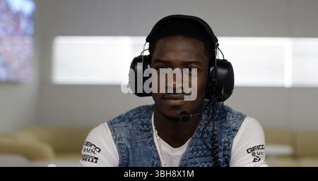 F1 (vermarktet als F1 the Movie) ist ein US-amerikanisches Sportdrama von Joseph Kosinski mit einem Drehbuch von Ehren Kruger aus einer Geschichte, an der die beiden mitgeschrieben haben, über die Formel-1-Weltmeisterschaft, die in Zusammenarbeit mit der FIA, ihrem Leitungsorgan, entstand. Stockfoto