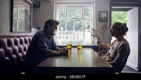 F1 (vermarktet als F1 the Movie) ist ein US-amerikanisches Sportdrama von Joseph Kosinski mit einem Drehbuch von Ehren Kruger aus einer Geschichte, an der die beiden mitgeschrieben haben, über die Formel-1-Weltmeisterschaft, die in Zusammenarbeit mit der FIA, ihrem Leitungsorgan, entstand. Stockfoto