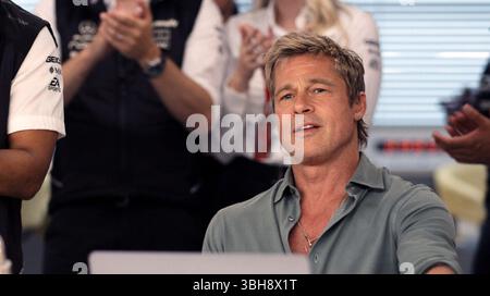 F1 (vermarktet als F1 the Movie) ist ein US-amerikanisches Sportdrama von Joseph Kosinski mit einem Drehbuch von Ehren Kruger aus einer Geschichte, an der die beiden mitgeschrieben haben, über die Formel-1-Weltmeisterschaft, die in Zusammenarbeit mit der FIA, ihrem Leitungsorgan, entstand. Stockfoto