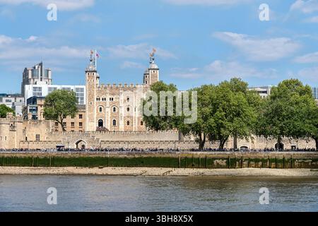 London, England, Vereinigtes Königreich - 3. Mai 2025: Der Tower of London, offiziell als His Majesty's Royal Palace and Fortress of the Tower of London bezeichnet, Stockfoto