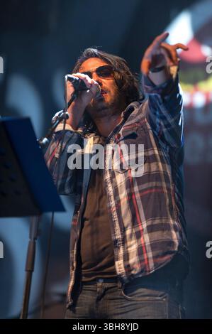 Die französische Sängerin Saez live beim brüsseler Sommerfest. | Saez en Concert au Bruxelles Summer Festival. Pix: Damien Saez Stockfoto