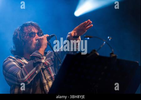 Die französische Sängerin Saez live beim brüsseler Sommerfest. | Saez en Concert au Bruxelles Summer Festival. Pix: Damien Saez Stockfoto
