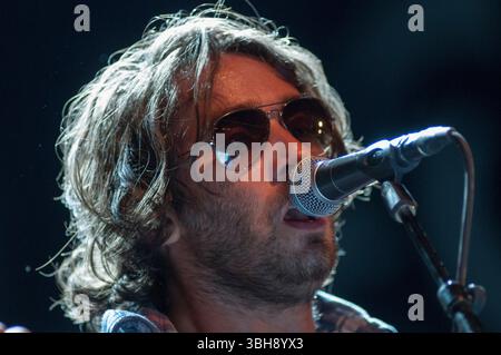 Die französische Sängerin Saez live beim brüsseler Sommerfest. | Saez en Concert au Bruxelles Summer Festival. Pix: Damien Saez Stockfoto