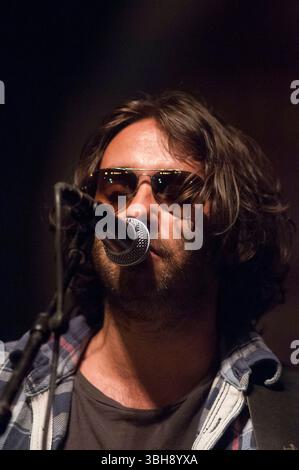 Die französische Sängerin Saez live beim brüsseler Sommerfest. | Saez en Concert au Bruxelles Summer Festival. Pix: Damien Saez Stockfoto