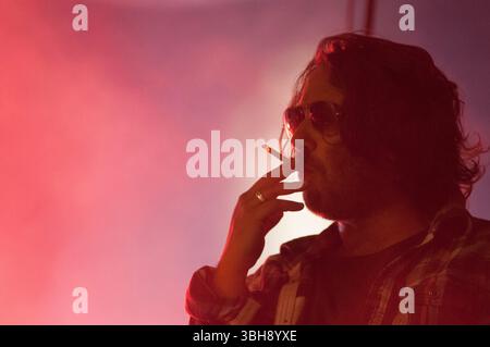 Die französische Sängerin Saez live beim brüsseler Sommerfest. Cigaret auf der Bühne | Saez en Concert au Bruxelles Summer Festival. Zigarette sur Scène P Stockfoto