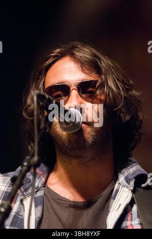 Die französische Sängerin Saez live beim brüsseler Sommerfest. | Saez en Concert au Bruxelles Summer Festival. Pix: Damien Saez Stockfoto