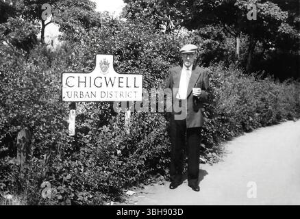 Chigwell Urban District Schild mit älteren männlichen Männern in Alterskleidung Anfang der 1950er Jahre Am 1. Oktober 1933 wurde es durch eine Kreisüberprüfungsverordnung zum Stadtbezirk, wobei das Wappen auf dem Schild 1951 erteilt wurde. Am 1. April 1974 wurde der Stadtbezirk durch das Local Government Act 1972 abgeschafft und das Gebiet ist seitdem Teil des Epping Forest District. Stockfoto