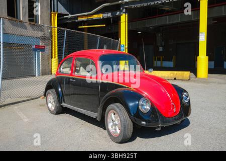 Ein alter Volkswagen Käfer in einer Gasse in Gastown, Vancouver, BC. Stockfoto