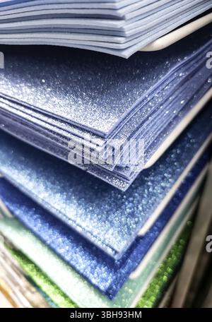 Farbenfrohe Pappe, Kunsthandwerk und Kunst Stockfoto