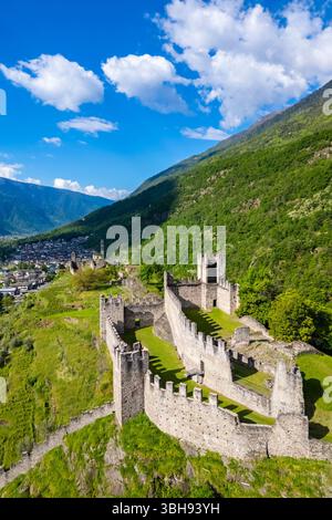 Luftaufnahme der Burg Visconti Venosta von Grosio. Grosio, Bezirk Sondrio, Valtellina, Lombardei, Italien, Europa. Stockfoto