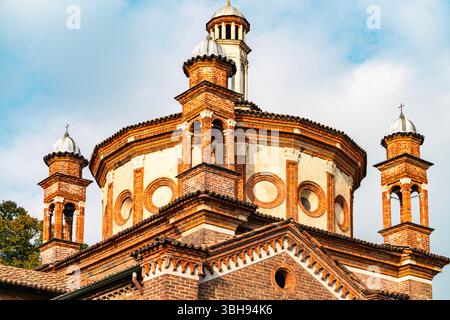 Basilica di Sant Eustorgio in Mailand, historische Backsteinkirche mit Türmen Stockfoto
