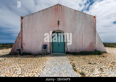 Sagres, Portugal 28. Mai 2022: Überreste der Schule von Sagres, nahe dem Kap St. Vincent, dem südwestlichen Ende der Iberischen Halbinsel, an der Algarve. Stockfoto