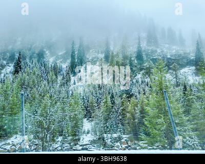 Wunderschöner Blick auf ein verschneite Felsmassiv. Dramatische und malerische Frühlingsszene in den Schweizer Alpen, Europa. Die Welt der Schönheit. Hochwertige Fotos Stockfoto
