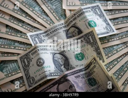 Hamburg, Deutschland. Juni 2025. Banknoten im Wert von 1, 5 und 10 US-Dollar liegen auf einem Tisch. Quelle: Soeren Stache/dpa/Alamy Live News Stockfoto