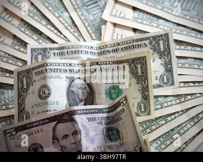 Hamburg, Deutschland. Juni 2025. Banknoten im Wert von 1, 5 und 10 US-Dollar liegen auf einem Tisch. Quelle: Soeren Stache/dpa/Alamy Live News Stockfoto