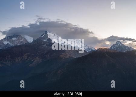 Panoramablick auf den Sonnenaufgang vom Poon Hill in den Himalaya Mountains, Nepal, mit Blick auf die schneebedeckten Gipfel der Annapurna Ranges. Stockfoto