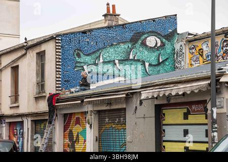Graffiti und Männer bei der Arbeit in Marché aux Puces de Saint-Ouen-sur-seine, Frankreich Stockfoto