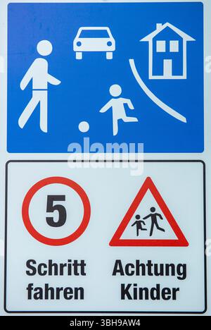 Verkehrsschild mit Spielstraße für Kinder mit begrenztem Verkehr, Tempolimit, Heimatzone, Witzenhausen, Hessen, Westdeutschland, Europa Stockfoto