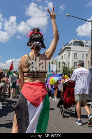 Washington Dc, Usa. Juni 2025. Eine Frau mit palästinensischer Flagge nimmt an der DC Pride Parade Teil und feiert am 7. Juni 2025 die LGBTQ-Rechte in Washington, DC. Die Teilnehmer marschieren an der WorldPride 2025 Parade, um die LGBTQ-Rechte zu unterstützen. Die farbenfrohe Feier bringt Tausende von Menschen auf die Straße. Es fördert Fairness, Akzeptanz und Sichtbarkeit für die LGBTQ-Community (Foto: Probal Rashid/NurPhoto).0 Credit: NurPhoto SRL/Alamy Live News Stockfoto