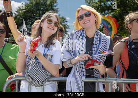 Washington Dc, Usa. Juni 2025. Eine Frau, die einen traditionellen palästinensischen Keffiyeh trägt, nimmt an der DC Pride Parade Teil und feiert am 7. Juni 2025 die LGBTQ-Rechte in Washington, DC. Die Teilnehmer marschieren an der WorldPride 2025 Parade, um die LGBTQ-Rechte zu unterstützen. Die farbenfrohe Feier bringt Tausende von Menschen auf die Straße. Es fördert Fairness, Akzeptanz und Sichtbarkeit für die LGBTQ-Community (Foto: Probal Rashid/NurPhoto).0 Credit: NurPhoto SRL/Alamy Live News Stockfoto