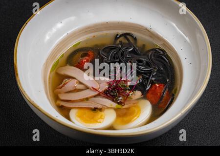 Hühnernudelsuppe. Currysuppe aus nächster Nähe japanisches Essen Chinesisches Gericht. Hühnersuppe mit truthahn und schwarzen Spaghetti. Stockfoto