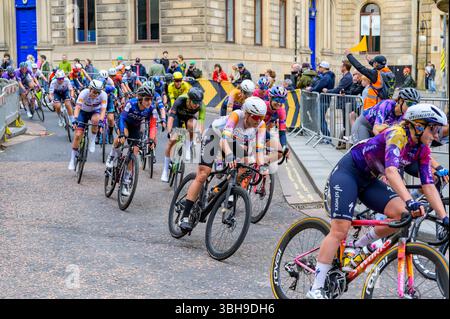Radfahrer, die an der Glasgow Stage des britischen Women Cycle Race 2025 teilnahmen, Glasgow, Schottland, Großbritannien, Europa Stockfoto