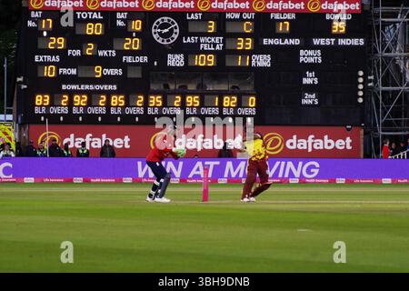 Chester-le-Street, England, 6. Juni 2025. Evin Lewis schlug für West Indies gegen England im ersten Vitality T20 International in Banks Homes Riverside, Chester-le-Street. Der Wicket-Hüter ist Jos Buttler. Quelle: Colin Edwards Stockfoto