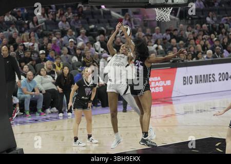 Monique Billings (25) blockiert den Schuss des Las Vegas Aces Center A'ja Wilson (22) während der ersten Hälfte des WNBA-Spiels gegen die Las Vegas Aces im Chase Center am Sonntag, den 25.06.25, in San Francisco. (Foto: Gerome Wright/Image of Sport) Stockfoto