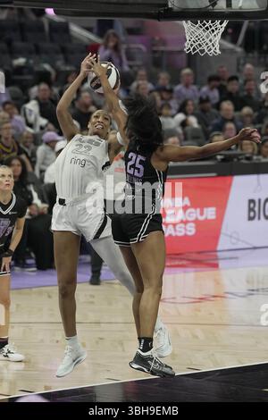 Monique Billings (25) blockiert den Schuss des Las Vegas Aces Center A'ja Wilson (22) während der ersten Hälfte des WNBA-Spiels gegen die Las Vegas Aces im Chase Center am Sonntag, den 25.06.25, in San Francisco. (Foto: Gerome Wright/Image of Sport) Stockfoto