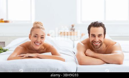 Schönes Paar Liegt In Spa Lächelnd Zu Kamera, Panorama Stockfoto