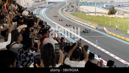 F1 (vermarktet als F1 the Movie) ist ein US-amerikanisches Sportdrama von Joseph Kosinski mit einem Drehbuch von Ehren Kruger aus einer Geschichte, an der die beiden mitgeschrieben haben, über die Formel-1-Weltmeisterschaft, die in Zusammenarbeit mit der FIA, ihrem Leitungsorgan, entstand. Stockfoto