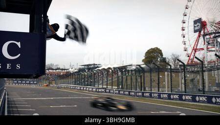 F1 (vermarktet als F1 the Movie) ist ein US-amerikanisches Sportdrama von Joseph Kosinski mit einem Drehbuch von Ehren Kruger aus einer Geschichte, an der die beiden mitgeschrieben haben, über die Formel-1-Weltmeisterschaft, die in Zusammenarbeit mit der FIA, ihrem Leitungsorgan, entstand. Stockfoto