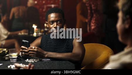 F1 (vermarktet als F1 the Movie) ist ein US-amerikanisches Sportdrama von Joseph Kosinski mit einem Drehbuch von Ehren Kruger aus einer Geschichte, an der die beiden mitgeschrieben haben, über die Formel-1-Weltmeisterschaft, die in Zusammenarbeit mit der FIA, ihrem Leitungsorgan, entstand. Stockfoto