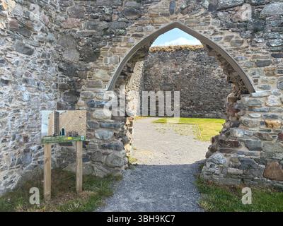Castle Roy nahe der Nethy Bridge ist eine Hofburg aus dem 12. Jahrhundert auf einem Gletscherhügel, von der aus man einen Panoramablick auf Cairng genießt Stockfoto