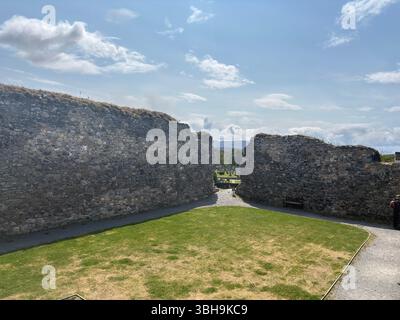 Castle Roy nahe der Nethy Bridge ist eine Hofburg aus dem 12. Jahrhundert auf einem Gletscherhügel, von der aus man einen Panoramablick auf Cairng genießt Stockfoto