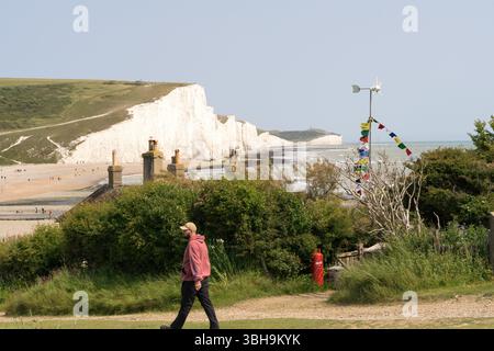 South Downs National Park, Großbritannien – 8. Juni 2025: Walker passiert Besuchereinrichtungen im Seven Sisters Country Park mit weißen Klippen und Zugang zur Küste Stockfoto