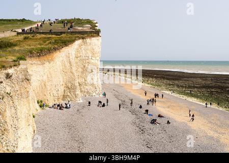 South Downs National Park, Großbritannien – 8. Juni 2025: Nach einer gelben Wetterwarnung vor Gewittern und starken Regengüssen gestern bringt heute eine dramatische Veränderung mit sich, da klarer Himmel und sonniges Sommerwetter Menschenmassen an den Strand ziehen. Besucher können sich sonnen, die Wellen und die frische Meeresluft genießen und auf den malerischen Wanderwegen des South Downs National Park wandern. Credit: Xiu Bao/Alamy Live News. Stockfoto